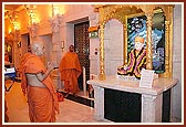 Swamishri doing darshan of Brahmaswarup Yogiji Maharaj