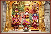The images of Shri Harikrishna Maharaj and Shri Radha Krishna Dev adorned with flowers 