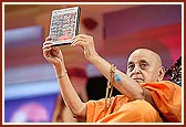 Swamishri inaugurats a DVD 'Mare Angane Swami Padharya' - Part 1