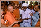 Swamishri meets Raghubhai Bharwad