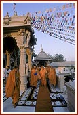 Swamishri performs pradakshina of mandir