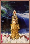 Shri Harikrishna Maharaj adorned in sandalwood paste