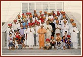 Swamishri with the family of Shri Dajibapu on the occasion of a parayan