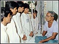 Children praying a patient in hospital