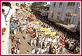 Sadhus and devotees joyously sing dhun and bhajans during a spectacular procession to commemorate the Bicentenary of Bhagwan Swaminarayan  