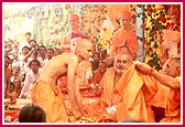 Swamishri initiates youths into the holy sadhu order