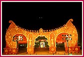 Exquisite, towering archways and a mandir made of paper pulp, jute cloth and bamboo adorned the 200-acre mini-township