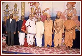 Swamishri with B.D. Jatti (Ex Vice President of India) after the inauguration of Bhakta-Bhagwan conference