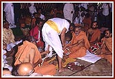 Swamishri traditionally rubs two pieces of wood to create fire for the yagna