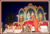 H.H. Chinmayanand Swami addresses the evening assembly