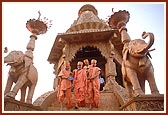 Swamishri descends after inaugurating the Sita Ram mandir 