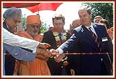 Swamishri, Abid Hussain (Indian Ambassador)(L), Congressman Bill Mc Collum(C) and Sam Convery (Mayor of Edison) inaugurate the Cultural Festival Of India