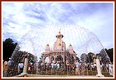 A fountain embellishes the foreground of Akshar Purushottam mandir