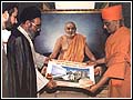 Atmaswarup Swami presents a memento to the Ayatollah