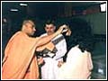 HH Chidanand Muniji receives  a traditional welcome from Pujya Tilakratna Swami