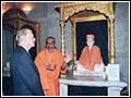 President Carter before the murti of Pramukh Swami Maharaj