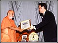 Mr. Tim Footman, Managing Editor of Guinness World Records, presents Swamishri with the certificate of honor