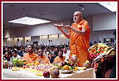 Swamishri performing arti of the new murtis