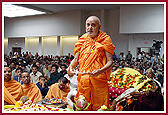 Swamishri performing arti of the new murtis
