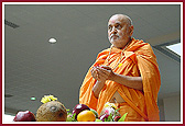 Swamishri offering the mantra pushpanjali