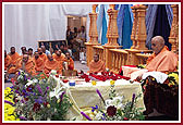 Swamishri performs puja