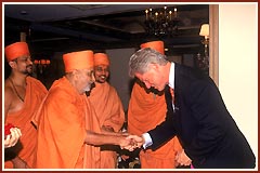 The President bids a warm farewell to Pramukh Swami Maharaj