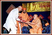 Swamishri blesses Shri I.K. Jadeja