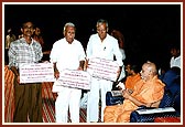 School representatives receive name plates from Swamishri