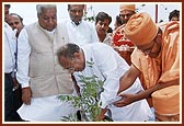 Shri Suresh Mehta plants a tree to comemmorate the occasion
