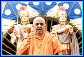 Swamishri, donned with Jolis on both shoulders, chants the traditional Jolimantra, 'Narayan hare Sachidanand Prabho!