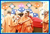 Swamishri pulls a kite to the joy of the devotees
