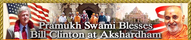 Pramukh Swami blesses Bill Clinton at Akshardham