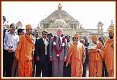 Bill Clinton and Pramukh Swami Maharaj with delegates of the American India Foundation