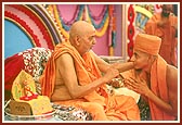 Swamishri performs the final rituals of saffron diksha