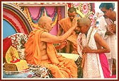 Swamishri blesses a child after his yagnopavit (sacred thread) ceremony 