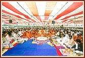 The huge gathering participates in the yagna