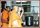 Swamishri sanctifies the kitchen