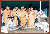  In the 'Swaminarayannagar' children performed 24-hour non-stop devotional activities related to the Swaminarayan mahamantra.The senior sadhus performed the traditional inauaguration of these kutirs.