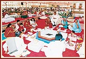  1570 couples from India and abroad participated in the Swaminarayan Mahamantra Bicentenary Yagna for World Peace