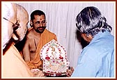 Pramukh Swami Maharaj introduces the murti of Shri Harikrishna Maharaj to the President