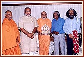 (From left to right) Pujya Doctor Swami, Chief Minister of Gujarat Shri Narendra Modi, HDH Pramukh Swami Maharaj, President of India Dr. Abdul Kalam, Secretary Dr. Y.S. Rajan