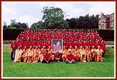 Group photo of Phase 1 kishores with Pujya Kothari Swami and sadhus