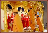 Pujya Mahant Swami and sadhus perform the Vedic ceremony