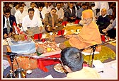 Pujya Mahant Swami performs the inauguration mahapuja ceremony