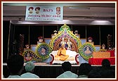 Pujya Mahant Swami addressing satsang shibir