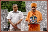 Dr. Kurien with Swamishri and Shri Harikrishna Maharaj in front of the musical pillar