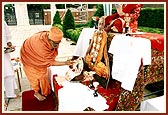 Pujya Atmaswarup Swami performs pujan