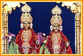 Bhagwan Swaminarayan and Aksharbrahma Gunatitanand Swami adorned for the New Year celebration