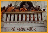 Swamishri blesses the devotees from the mandir balcony