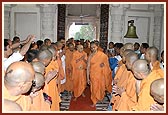 Swamishri arrives at the Yagnapurush Smruti Mandir